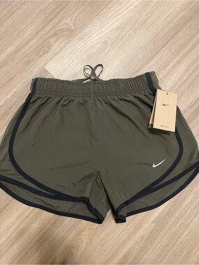NWT Nike Women’s Dri-FIT Tempo Running Shorts – Army Green size XS